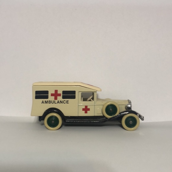 AMBULANCE by LlEDO ENGLAND “DAYS GONE” - Picture 8 of 8